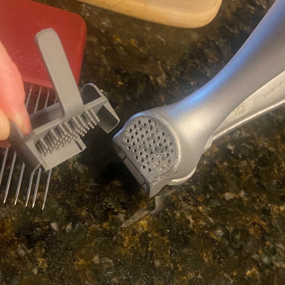 The Pampered Chef Bundle Small Ridge Baker, Garlic Press, Cut n Seal, Veg Holder - Picture 7 of 8